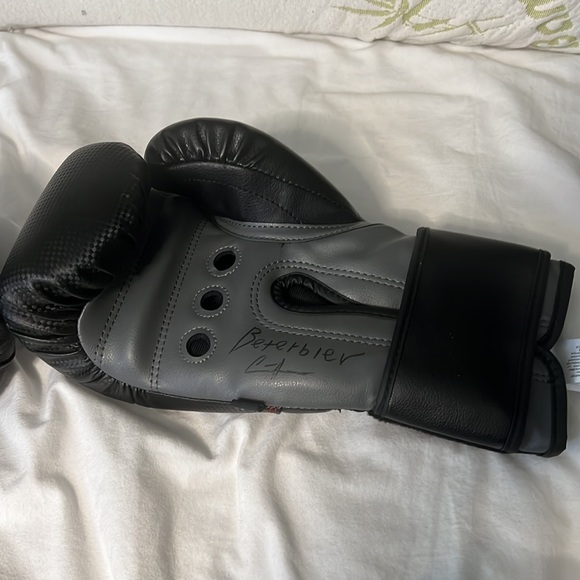 Autographed by the cirrent undefeated workd champ Arthur beterbiev - Picture 4 of 5